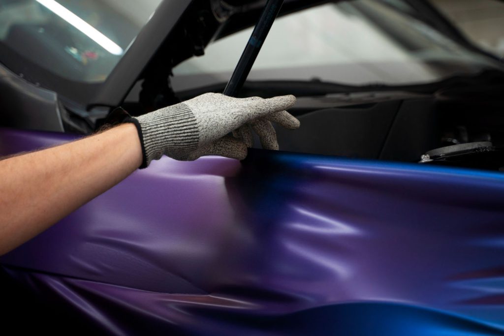Folie ochronne do samochodów to idealny sposób na zabezpieczenie lakieru przed uszkodzeniami