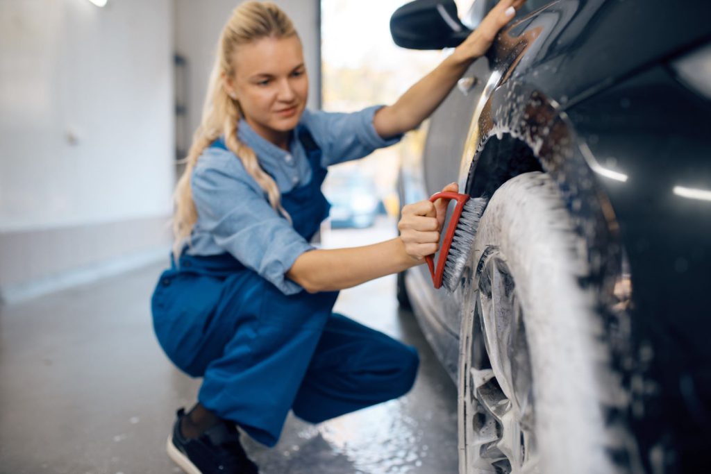 Szczegółowe czyszczenie samochodu to nie tylko kwestia estetyki, ale także dbania o higienę i komfort podróżowania
