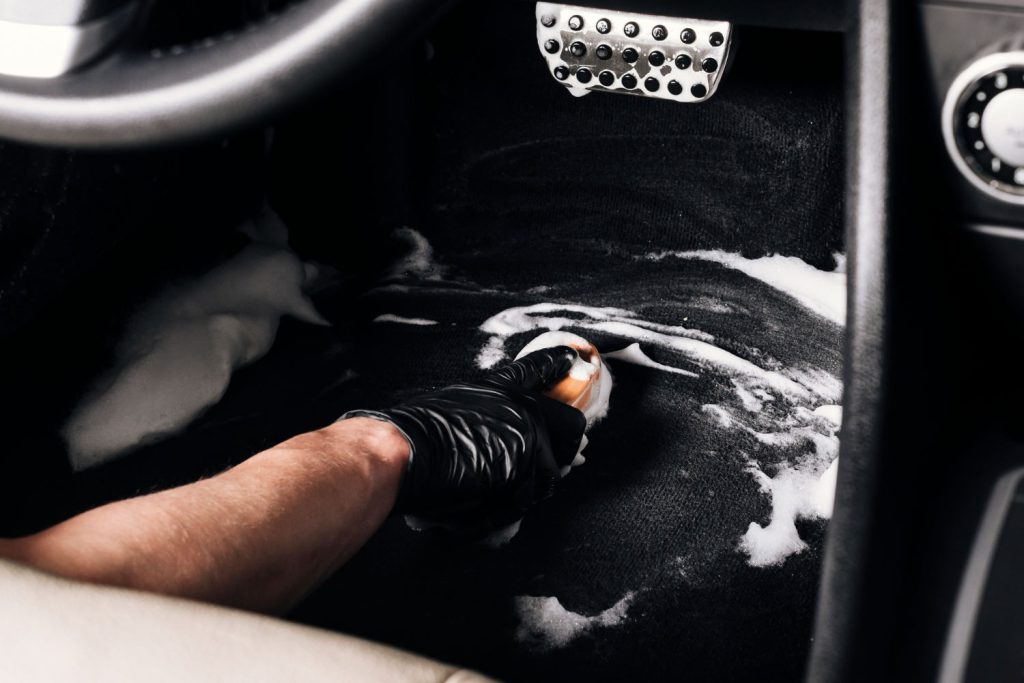 Kosmetyka samochodowa Poznań to nie tylko regularne mycie i czyszczenie, ale także stosowanie odpowiednich produktów do pielęgnacji auta
