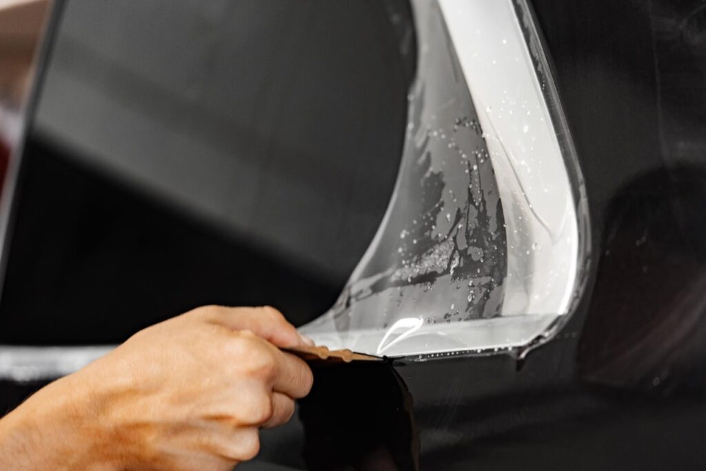 Aplikacja folii PPF wymaga precyzji oraz specjalistycznego sprzętu, dlatego najlepiej powierzyć ten proces profesjonalistom np. w miejscach takich jak folia ochronna Poznań