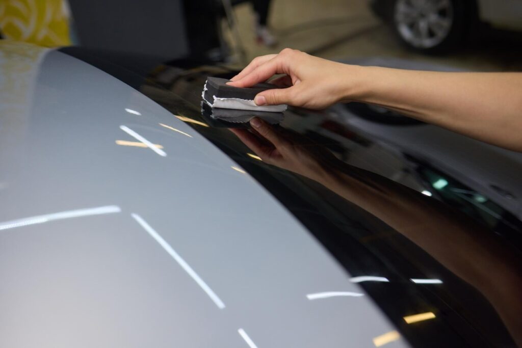Powłoki ceramiczne to innowacyjna forma ochrony lakieru samochodowego, której głównym składnikiem jest dwutlenek krzemu