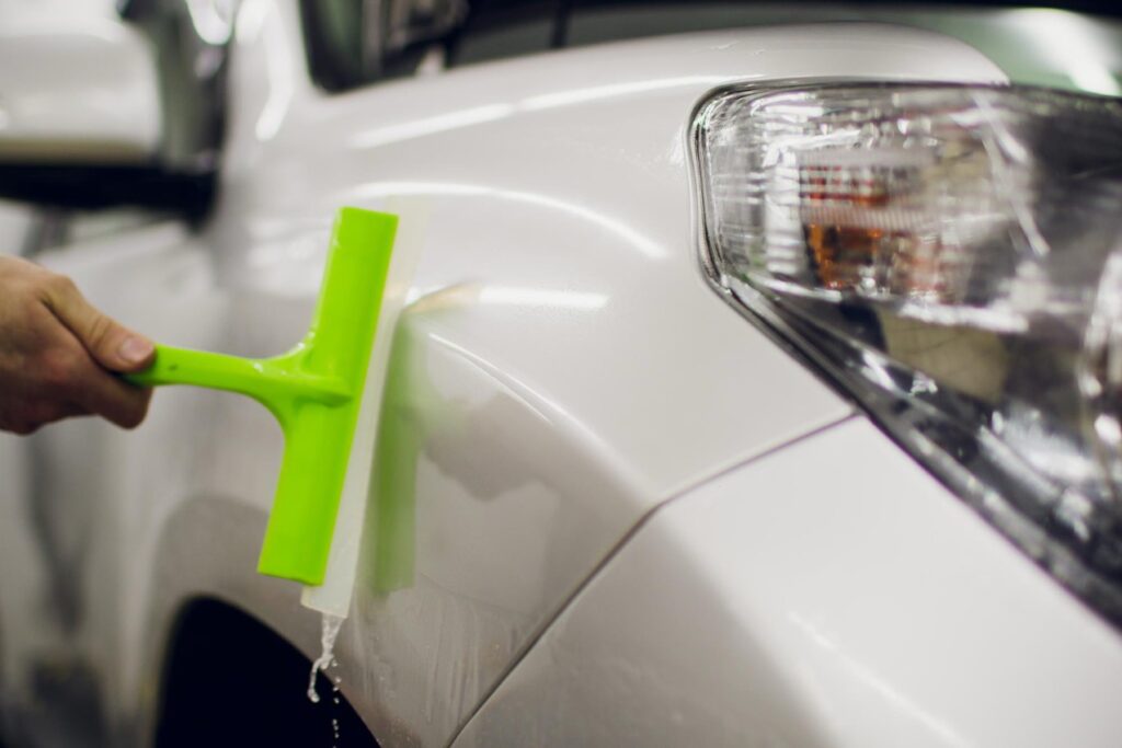 Folia ochronna PPF (Paint Protection Film) coraz śmielej wkracza na polskie drogi, a jej popularność rośnie zwłaszcza wśród właścicieli nowych i luksusowych aut