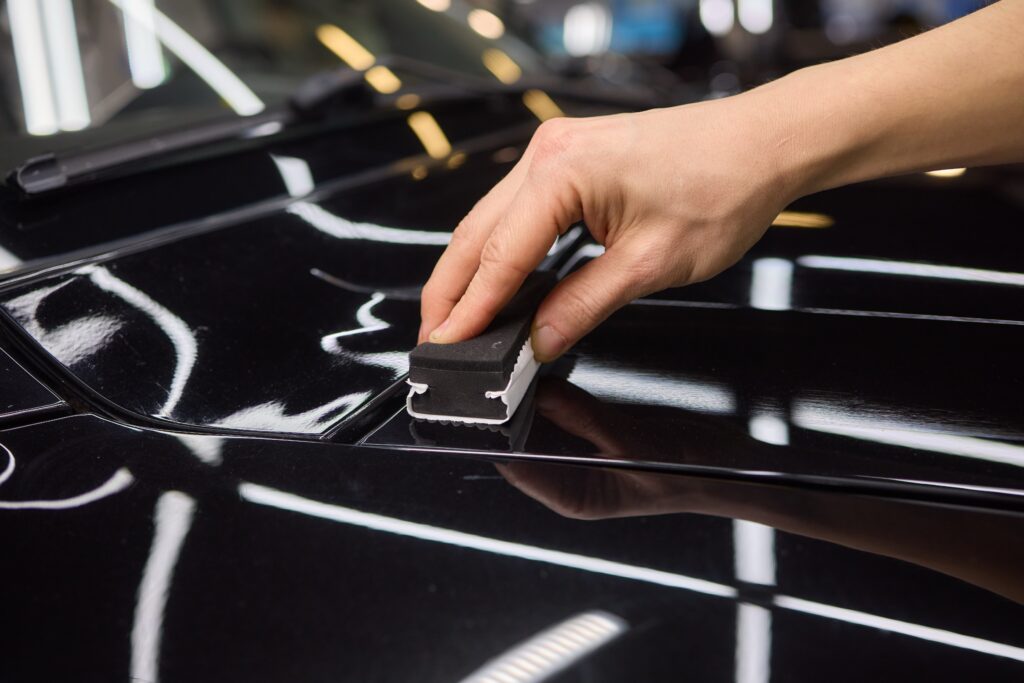 Tradycyjne metody ochrony lakieru, takie jak woskowanie, od dawna są popularne wśród właścicieli pojazdów