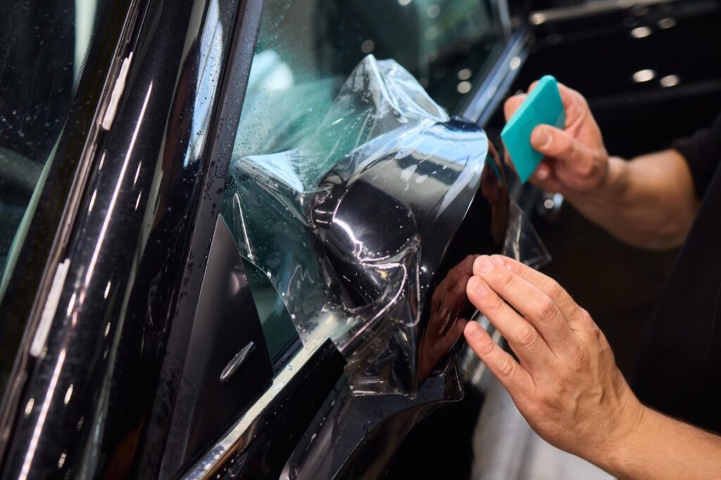 Folia PPF, czyli Paint Protection Film, stanowi jeden z najskuteczniejszych sposobów ochrony lakieru samochodowego przed uszkodzeniami