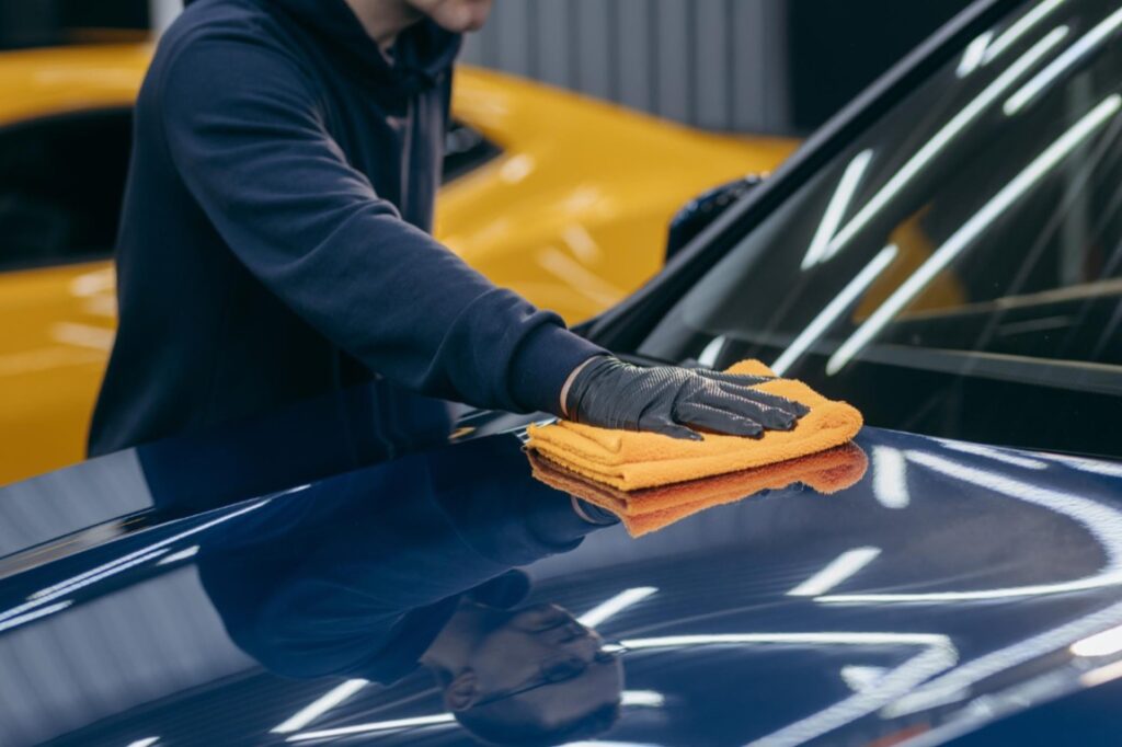 Samochodowy lakier jest podatny na różnego rodzaju uszkodzenia - od zarysowań, po negatywny wpływ warunków atmosferycznych