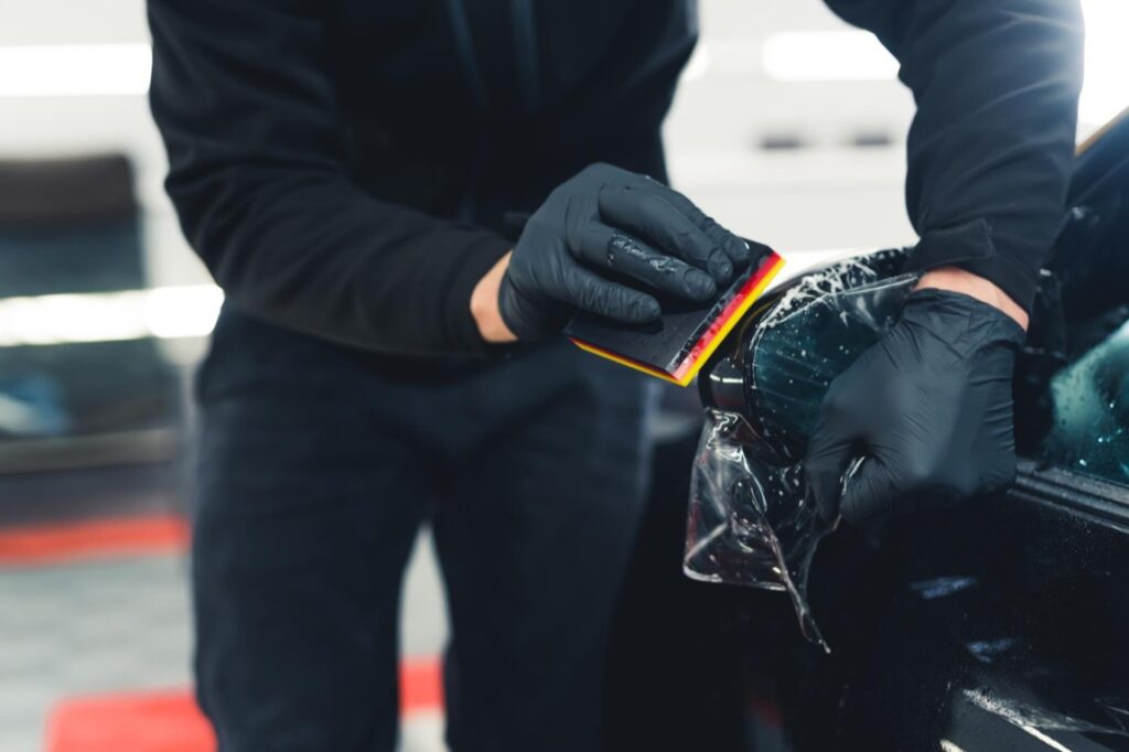 Folie PPF są wykonane z zaawansowanego termoplastycznego uretanu, który jest zarówno elastyczny, jak i odporny na różnorodne uszkodzenia mechaniczne