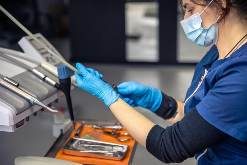 Leczenie kanałowe pod mikroskopem